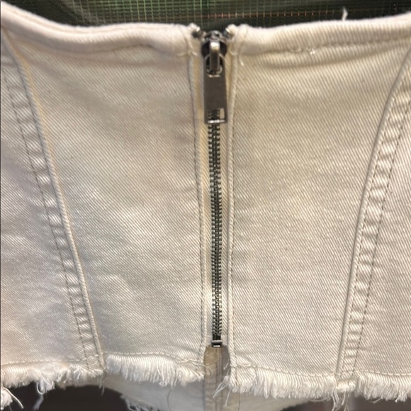 Chic White Crop‎ Top with Modern Flair - Picture 5 of 6